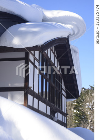 屋根に雪庇 123325774