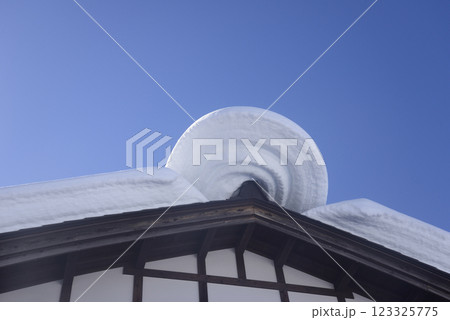 屋根に雪庇 屋根に雪庇 123325775
