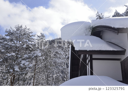 屋根に雪庇 屋根に雪庇 123325791