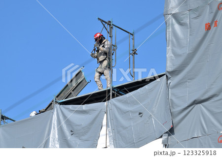 工事現場 とび職人 仮設足場の解体作業風景 工事現場 とび職人 仮設足場の解体作業風景 123325918