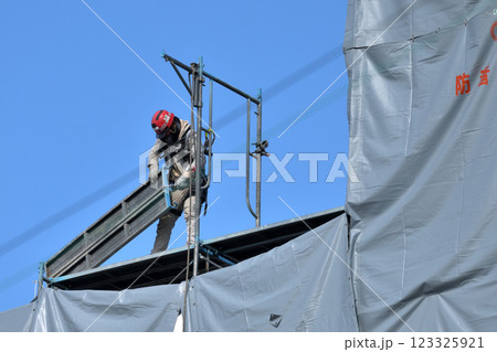 工事現場 とび職人 仮設足場の解体作業風景 工事現場 とび職人 仮設足場の解体作業風景 123325921