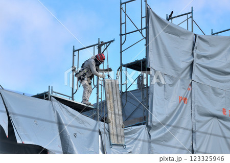 工事現場　とび職人　仮設足場の解体作業風景 123325946