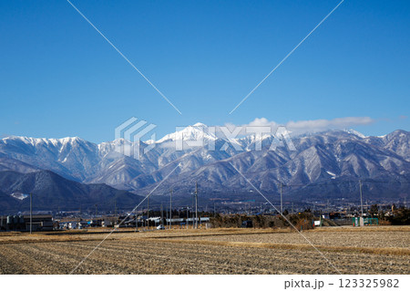 安曇野の市街地から見た綺麗な白馬連峰の景色 123325982