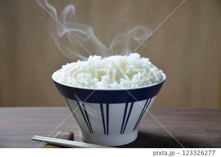 湯気の立ち昇る炊き立てご飯 123326277