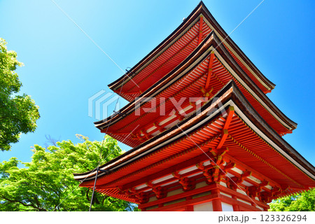 新緑が眩しい京都 清水寺 新緑が眩しい京都 清水寺 123326294