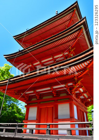 新緑が眩しい京都 清水寺 新緑が眩しい京都 清水寺 123326295