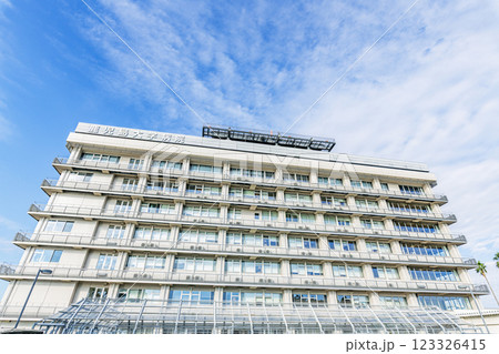 鹿児島県鹿児島市　晴天の鹿児島大学病院 123326415