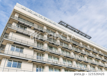 鹿児島県鹿児島市　晴天の鹿児島大学病院 123326420