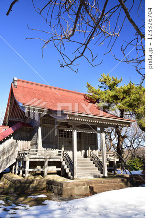 冬の北海道江差町で檜山護国神社境内の風景を撮影 冬の北海道江差町で檜山護国神社境内の風景を撮影 123326704