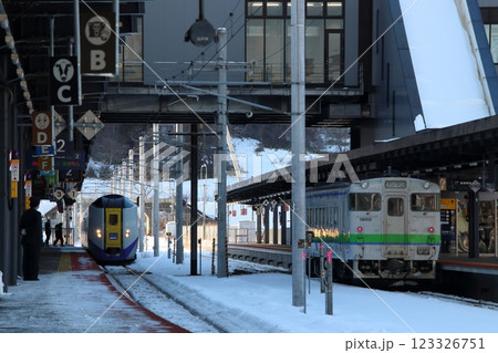 冬の新函館北斗駅に停車中の特急北斗・普通列車キハ40形 123326751