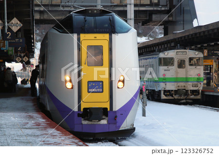 冬の新函館北斗駅に停車中の特急北斗・普通列車キハ40形 123326752