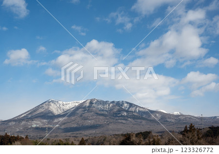 2月の青空に映える雪の残る那須山 123326772