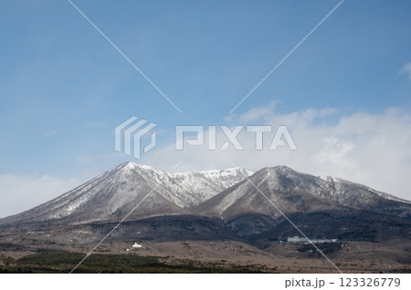 2月の青空に映える雪の残る那須山 123326779