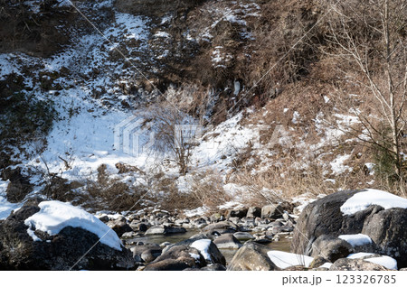 雪の積もった川 123326785