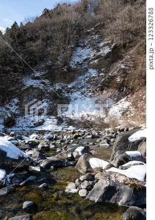 雪の積もった川 雪の積もった川 123326788