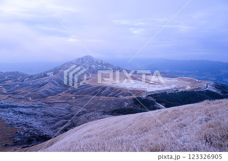 草千里ヶ浜と烏帽子岳　冬の阿蘇の風景 123326905