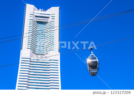 日本の横浜都市景観 新時代へ…横浜ランドマークタワーや太陽光を反射する横浜エアキャビン。希望の光 123327209