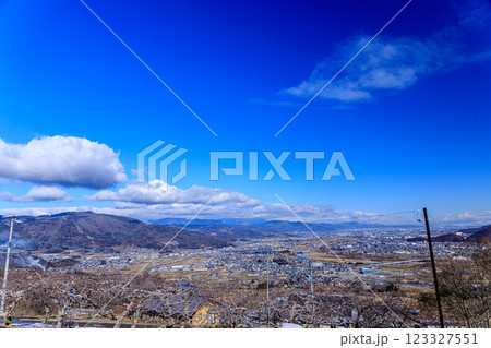 長野自動車道の姨捨サービスエリアの冬景色 長野自動車道の姨捨サービスエリアの冬景色 123327551