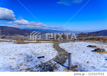 長野自動車道の姨捨サービスエリアの冬景色 長野自動車道の姨捨サービスエリアの冬景色 123327552