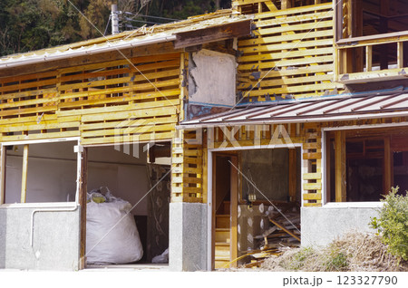 解体工事中の木造家屋 123327790
