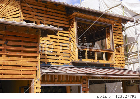 解体工事中の木造家屋 123327793
