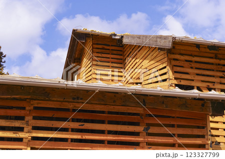 解体工事中の木造家屋 123327799