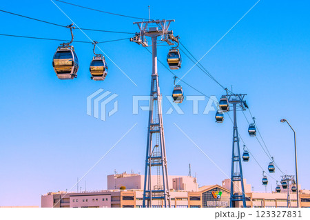 日本の横浜都市景観 新時代へ…桜木町駅前のヨコハマ・エアキャビンなどを望む。希望の光 日本の横浜都市景観 新時代へ…桜木町駅前のヨコハマ・エアキャビンなどを望む。希望の光 123327831