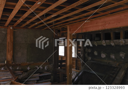 解体工事中の木造家屋 123328993