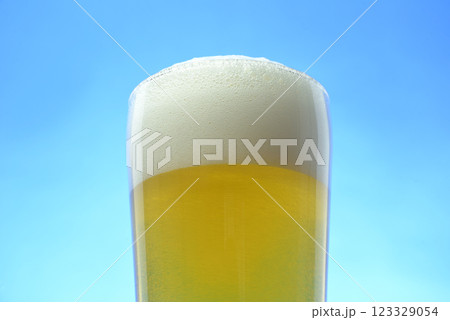 泡立つグラスビール 泡立つグラスビール 123329054