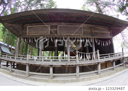 信州　諏訪　諏訪大社　上社（かみしゃ）神楽殿　諏訪神社の総本山 123329487