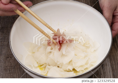 生ハムと大根のサラダ　マリネ 123329528