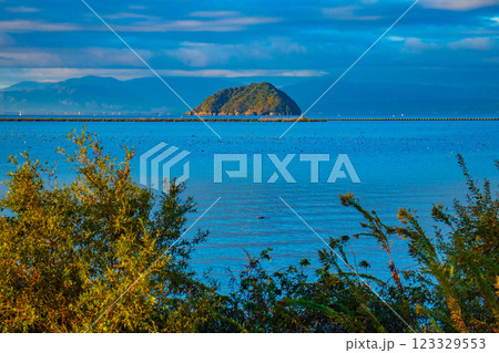 【びわ湖風景】早朝のさわやかな空気に包まれた竹生島 【びわ湖風景】早朝のさわやかな空気に包まれた竹生島 123329553