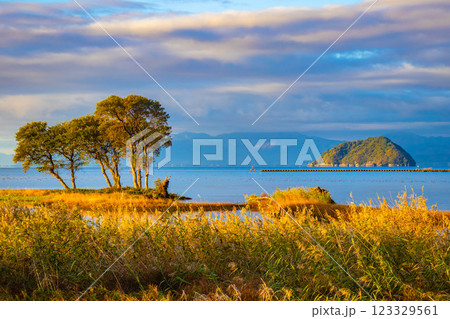 【びわ湖風景】早朝のさわやかな空気に包まれた竹生島 【びわ湖風景】早朝のさわやかな空気に包まれた竹生島 123329561