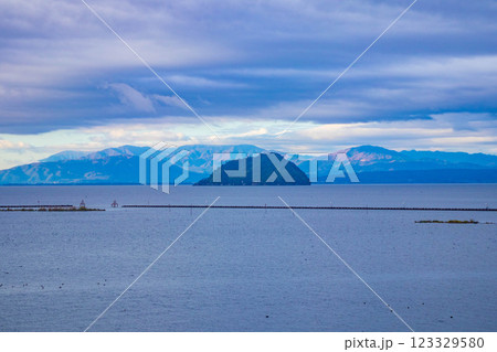 【びわ湖風景】早朝のさわやかな空気に包まれた竹生島 【びわ湖風景】早朝のさわやかな空気に包まれた竹生島 123329580