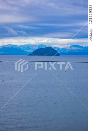 【びわ湖風景】早朝のさわやかな空気に包まれた竹生島 【びわ湖風景】早朝のさわやかな空気に包まれた竹生島 123329582