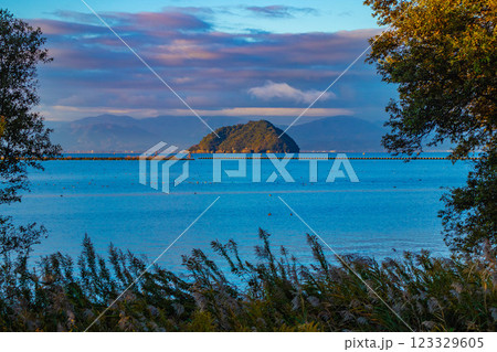 【びわ湖風景】早朝のさわやかな空気に包まれた竹生島 【びわ湖風景】早朝のさわやかな空気に包まれた竹生島 123329605