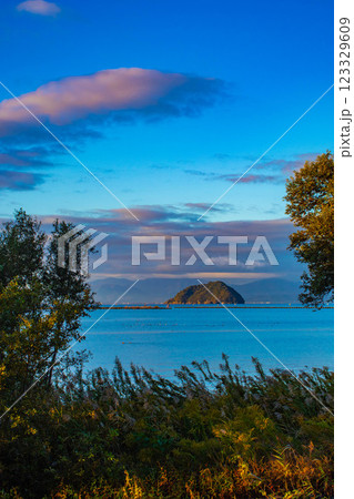 【びわ湖風景】早朝のさわやかな空気に包まれた竹生島 【びわ湖風景】早朝のさわやかな空気に包まれた竹生島 123329609