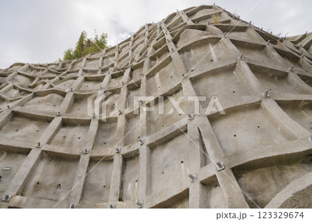 【三笠ビル商店街裏の法面コンクリート】 123329674