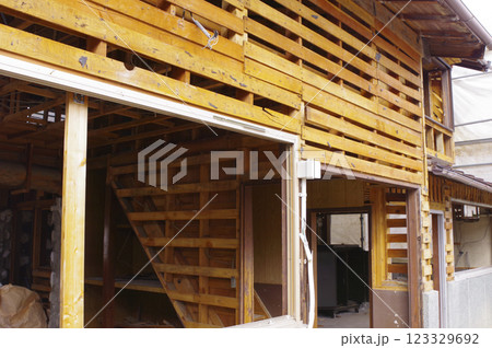 解体工事中の木造家屋 123329692