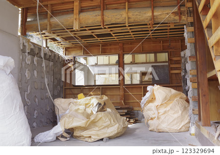 解体工事中の木造家屋 123329694