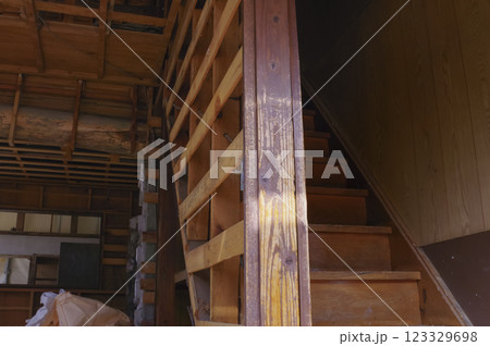 解体工事中の木造家屋 解体工事中の木造家屋 123329698
