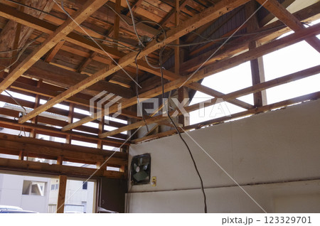 解体工事中の木造家屋 解体工事中の木造家屋 123329701