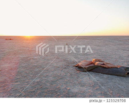 塩湖の日の出　マカディカディパン国立公園　ボツワナ 123329708