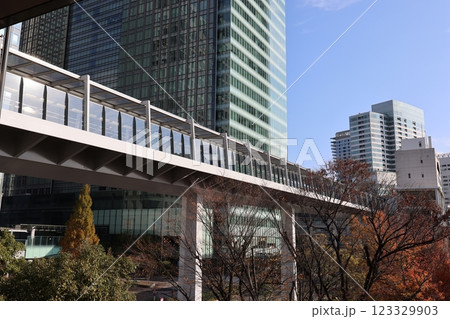 Modern Elevated Walkway Surrounding Urban Skyscrapers Hamamatsucho Tokyo Dec 5 2024 123329903