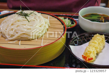 秋田県名産の稲庭うどんのセット 123329957