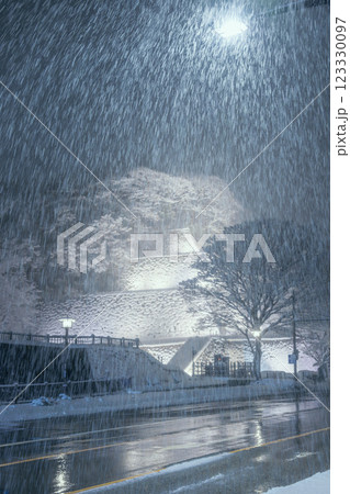 雪夜の金沢 金沢城お堀通り 123330097