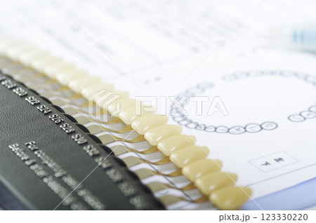 歯のホワイトニングをするイメージ 123330220