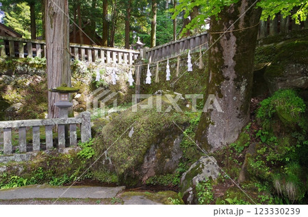 信州 諏訪 諏訪大社 お沓石 神様の沓あと 諏訪神社の総本山 信州 諏訪 諏訪大社 お沓石 神様の沓あと 諏訪神社の総本山 123330239