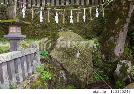信州　諏訪　諏訪大社　お沓石　神様の沓あと　諏訪神社の総本山 123330242