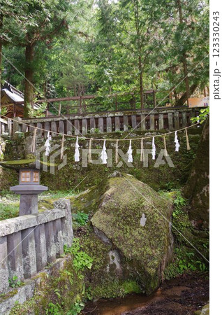 信州　諏訪　諏訪大社　お沓石　神様の沓あと　諏訪神社の総本山 123330243